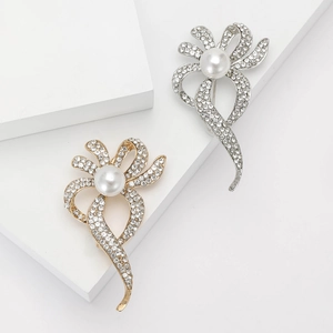 Broche Noeud Élégante en Alliage avec Strass Incrustés et Künstliche Perle d'Imitation Corsage Raffiné Épingle pour Mariage Bijoux Femme