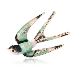 Broche hirondelle exquise avec émail vert et rose et cristaux sur placage à l'or