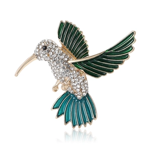 Elegante spilla a colibrì con smalto verde e strass scintillanti su base dorata