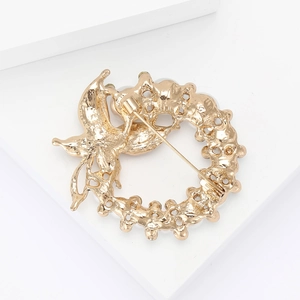 Detailansicht der Rückseite der goldenen Brosche mit sicherem Verschluss und Blumendesign