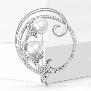 Broche élégante en alliage argenté avec perles blanches et strass brillants sur socle