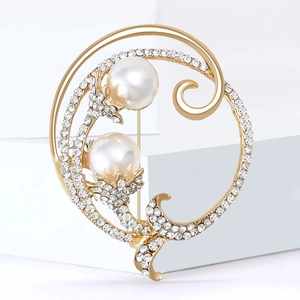 Élégante broche fleur dorée avec perles blanches et strass brillants pour femmes
