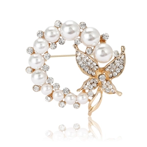 Eleganter Gold-Schmetterling-Brosche mit Strass und Perlenring auf weißem Hintergrund