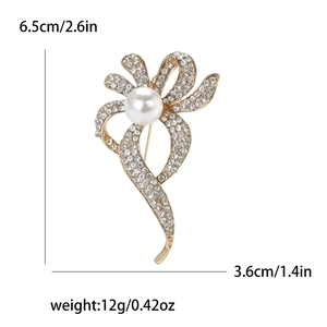 Broche nœud dorée élégante avec perle blanche et strass brillants pour tailleur femme