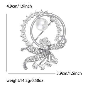 Detailed view showing the 4.9cm height and 3.9cm width dimensions of this pearl brooch