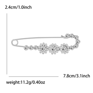 Details der silbernen Blumenbrosche mit Straßsteinen, Abmessungen 7,8 cm und Gewicht 11,2 g