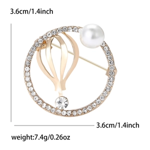 Elegante ronde gouden broche met strassteentjes, luchtballonmotief en een parel