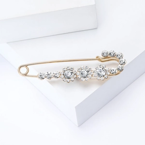 Detailansicht der goldenen Sicherheitsnadel-Brosche mit funkelnden Strass-Blumenclustern
