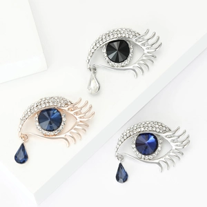 Eleganti spille occhio d'angelo con cristalli scintillanti in tre combinazioni di colori