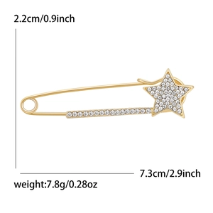 Elegante spilla a stella in lega dorata con strass, dimensioni 7,3 cm x 2,2 cm, sfondo bianco
