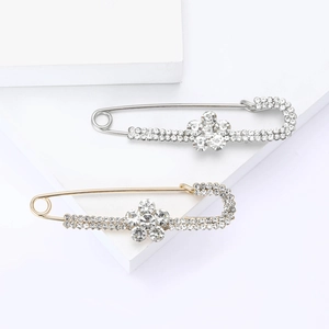 Broches élégantes en strass en forme de fleur dorées et argentées pour pulls femme