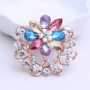 Vue macro d'une broche florale colorée avec pétales en cristal et cadre en strass rose