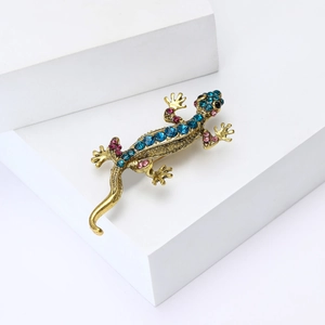 Squisita spilla vintage a forma di lucertola con strass colorati su fondo bianco