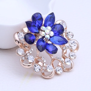 Détail de la broche fleur en cristaux bleu marine et base en anneau creux en or rose
