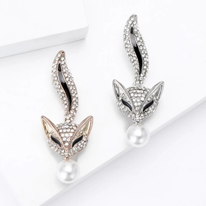 Ensemble de broches renard élégantes avec strass brillants et perles blanches sur blanc