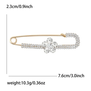 Broche épingle dorée élégante avec fleur en strass et dimensions sur fond blanc pur