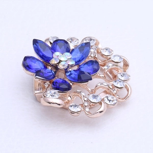 Vue détaillée d'une broche fleur avec pétales marquise bleus et cristaux arc-en-ciel