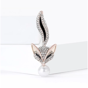 Broche renard en or rose avec cristaux et une grande perle blanche ronde pendante