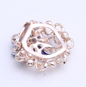 Vue détaillée du dos de la broche montrant le placage or rose et le clip en métal