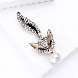 Détail d'une broche renard sertie de strass et d'une grande perle blanche