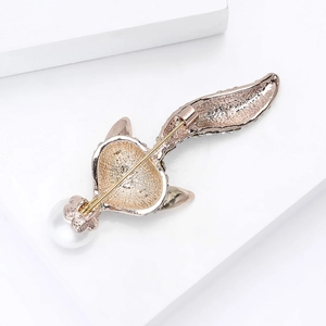 Broche renard élégante en or rose avec une perle blanche et cristaux vue de l'arrière