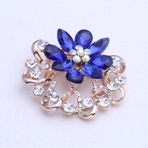 Broche fleur en cristal bleu avec strass colorés et base en alliage doré