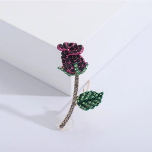 Spilla rosa elegante con strass viola scuro e verdi su base geometrica bianca pura
