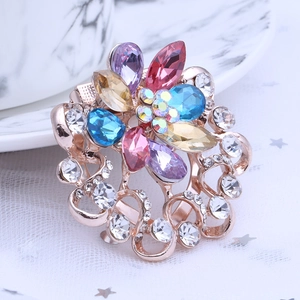 Broche fleur en cristaux multicolores et boucle de foulard en or rose