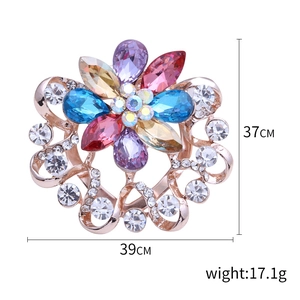 Broche florale colorée en strass avec base en métal doré et détails de cristaux brillants