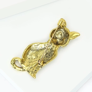 Detailed back view of vintage cat brooch featuring gold alloy texture and secure safety pin clasp