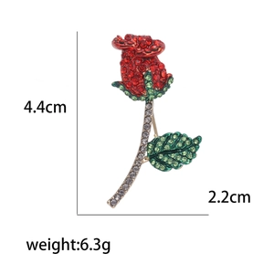 Elegante spilla a rosa con fiori in cristallo rosso e foglie verdi, altezza 4,4 cm