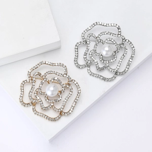 Spille a camelia eleganti in oro e argento con cristalli e perle su base di pietra
