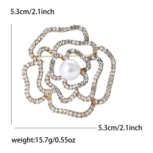 Spilla a camelia classica in lega dorata con strass bianchi e un dettaglio di perla