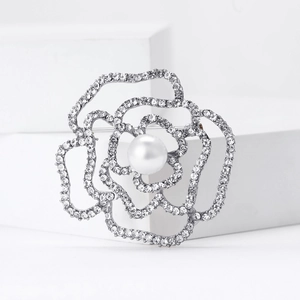 Elegante spilla a camelia con cristalli e perla su un blocco geometrico bianco