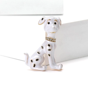 Vista detallada del broche de perro dálmata en esmalte con pedrería blanca y baño de oro