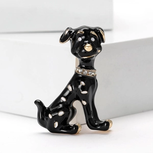 Lindo broche de perro dálmata en esmalte negro con un collar dorado con diamantes