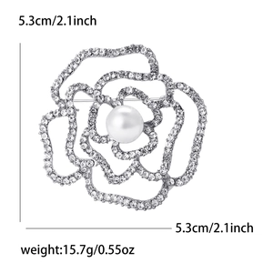 Squisita spilla a fiore di rosa con strass e un grande centro di perla, larga 5,3 cm