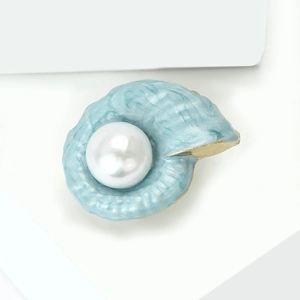 Eleganter hellblauer Muschel-Brosche mit großer weißer Perle und Emaille-Finish