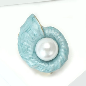Eleganter blauer Schnecken-Anstecker mit weißer Perle und goldenen Akzenten