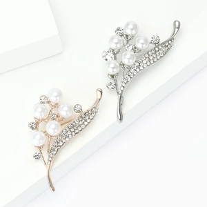 Broche fleurie élégante avec perles et zircons brillants en finitions dorée et argentée