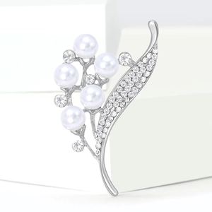 Élégante broche muguet avec perles et cristaux sur monture en argent poli