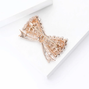 Élégante broche nœud avec perles et strass vue de dos sous un angle de 45 degrés