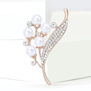 Broche branche en or rose élégante avec cinq perles blanches et cristaux brillants