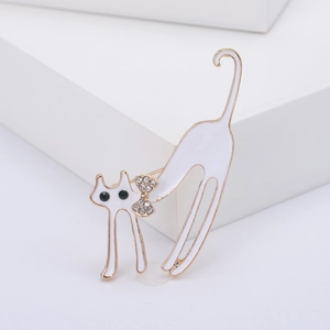Broche chat élégante en émail blanc avec placage à l'or et accents en cristal