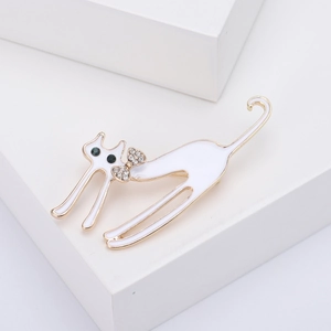Élégante broche chat de la chance en émail blanc avec placage d'or et yeux en pierres vertes