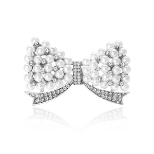 Détails de la broche nœud avec perles blanches et strass étincelants sur base en argent