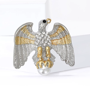 Broche aigle élégante avec placage argent et or, strass et un accent de perle blanche