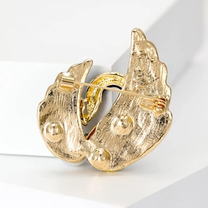Elegante goldene Schwan-Brosche Rückansicht mit Hammerschlag-Textur und Nadelverschluss