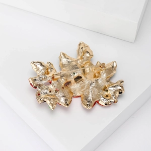 Elegante goldene Ahornblatt-Brosche mit Strass-Details und sicherem Sicherheitsverschluss