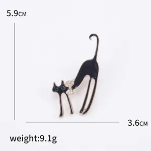Élégante broche chat porte-bonheur en émail noir avec yeux en pierres vertes